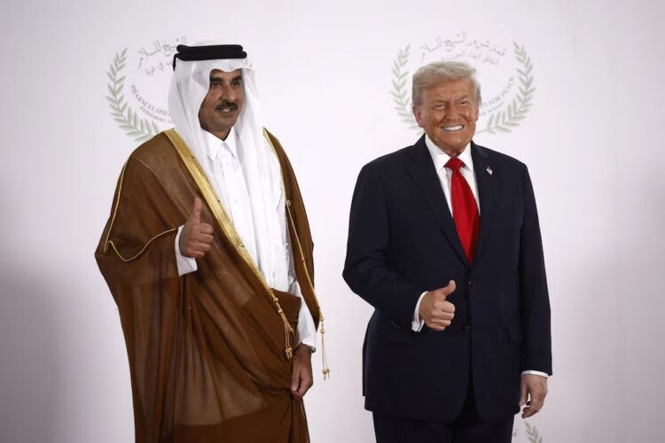 Donald Trump junto al Emir de Qatar Sheikh Tamim ibn Hamad Al Thani (Yoan Valat/Pool via REUTERS).