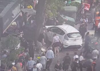 Un automovilista cruzó en rojo, atropelló a peatones y hay al menos cinco heridos