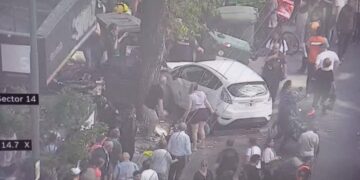 Un automovilista cruzó en rojo, atropelló a peatones y hay al menos cinco heridos