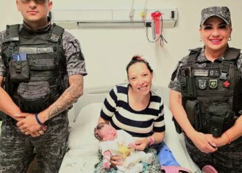 Una mujer dio a luz en su casa con ayuda de la policía