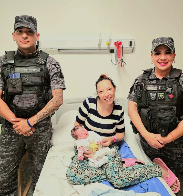 Una mujer dio a luz en su casa con ayuda de la policía
