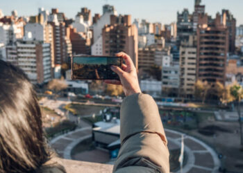 Una noche entre el brutalismo y las estrellas