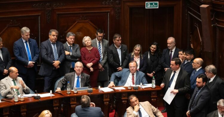 Sesión de Senado de Uruguay, martes 14 y miércoles 15 de octubre.