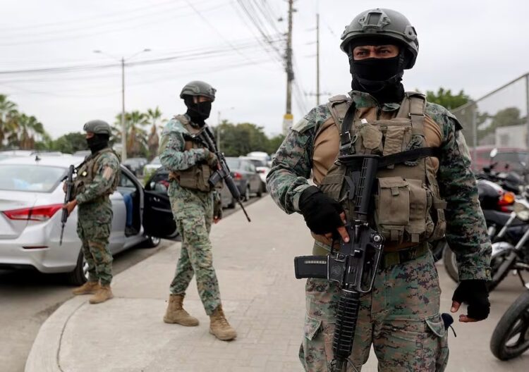 Ecuador atraviesa una grave crisis de inseguridad y libra desde enero de 2024 un “conflicto armado interno” declarado por el presidente Daniel Noboa contra las bandas del crimen organizado vinculado al narcotráfico.