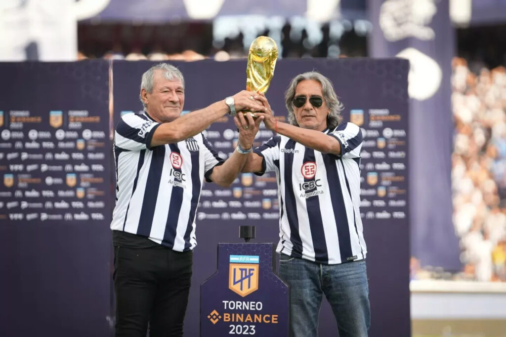 Daniel Valencia: El fútbol cambió, pero lo sigo amando como siempre Daniel Valencia junto a Miguel Oviedo levantando la Copa del Mundo.