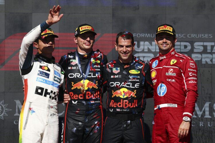 En el centro Max Verstappen y su ingeniero, de blanco Lando Norris y de rojo Charles Leclerc.