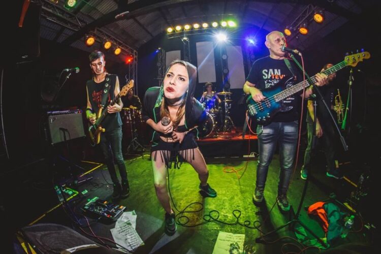 Armando Flores cumple 30 años: La banda que fusionó el rock con la poesía urbana celebra con un show épico Armando Flores cumple 30 años: La banda que fusionó el rock con la poesía urbana celebra con un show épico