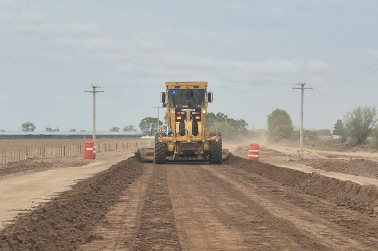 Las obras en la Ruta Provincial 10 reforzarán la conexión vial del sur cordobés, clave para el transporte de la producción agrícola y ganadera.