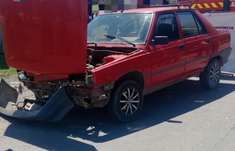 El Renault 9 quedó gravemente dañado tras el impacto, con la parte frontal completamente destruida.