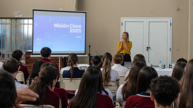 Estudiantes secundarios de Córdoba podrán capacitarse en tecnología y ciberseguridad a través de “Misión Cisco”, una iniciativa gratuita que suma herramientas digitales a su formación práctica.