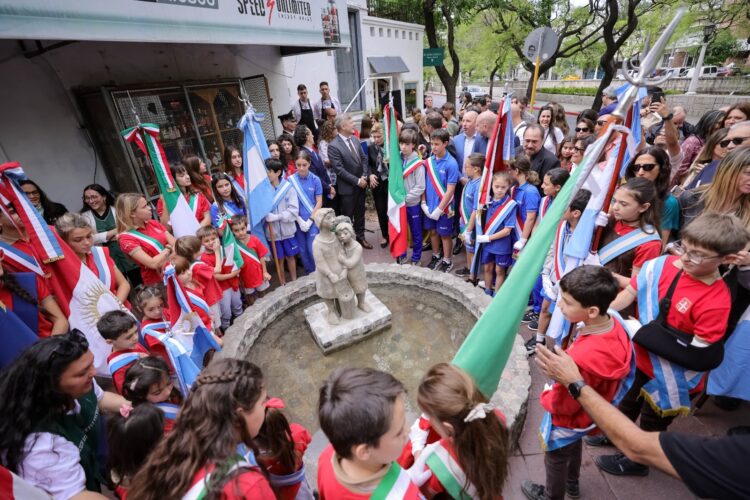 Alumnos y alumnas de las escuelas que llevaron a cabo la restauración.