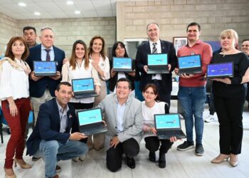 Córdoba entrega 285 netbooks a escuelas del norte provincial