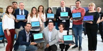 Córdoba refuerza la inclusión digital con la entrega de 285 netbooks a escuelas del norte provincial Córdoba refuerza la inclusión digital con la entrega de 285 netbooks a escuelas del norte provincial