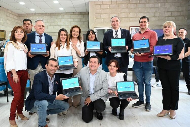 Entrega de netbooks en escuelas del norte cordobés, una apuesta del Gobierno provincial para reducir brechas digitales y garantizar igualdad educativa en zonas históricamente postergadas.