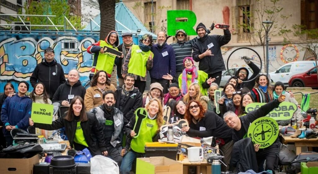 En un mundo de comprar y tirar, hay quienes reparan y dan vuelta la lógica del consumismo
