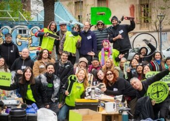 En un mundo de comprar y tirar, hay quienes reparan y dan vuelta la lógica del consumismo