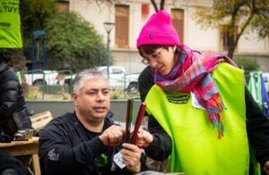 En un mundo de comprar y tirar, hay quienes reparan y dan vuelta la lógica del consumismo