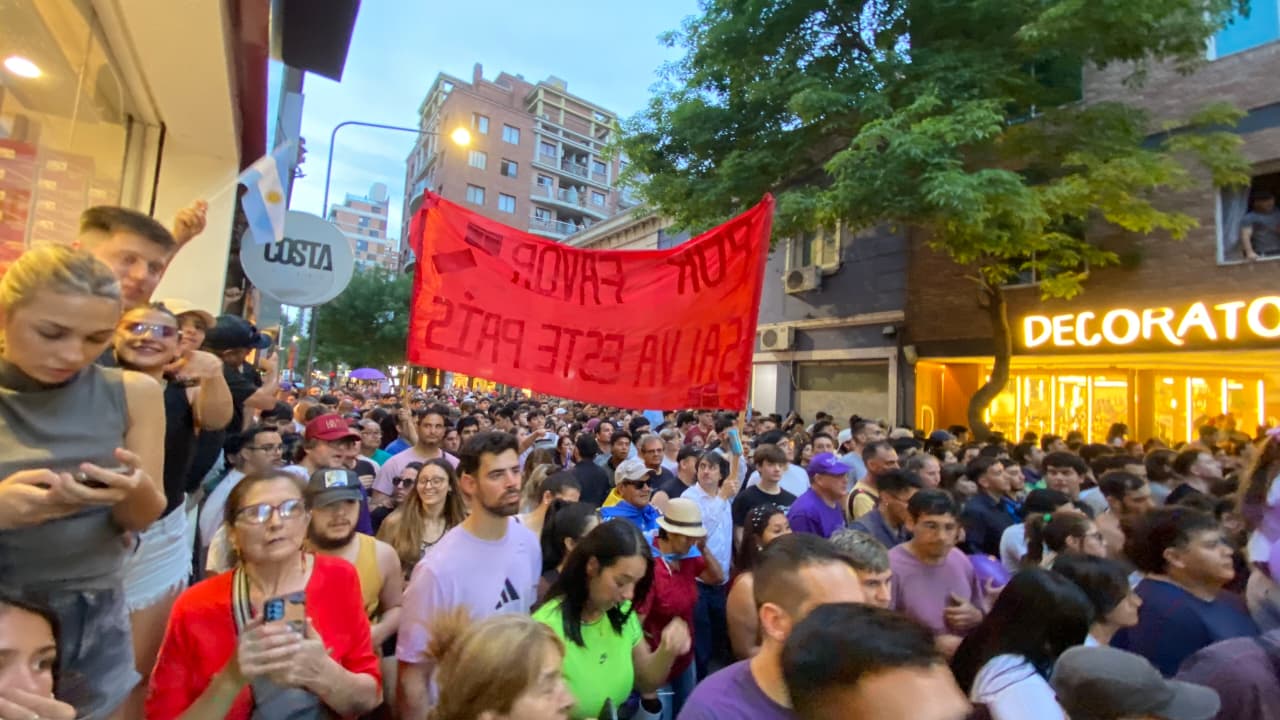 En Córdoba, Milei encabezó una caravana entre el apoyo de sus seguidores y protestas por su llegada En Córdoba, Milei encabezó una caravana entre el apoyo de sus seguidores y protestas por su llegada
