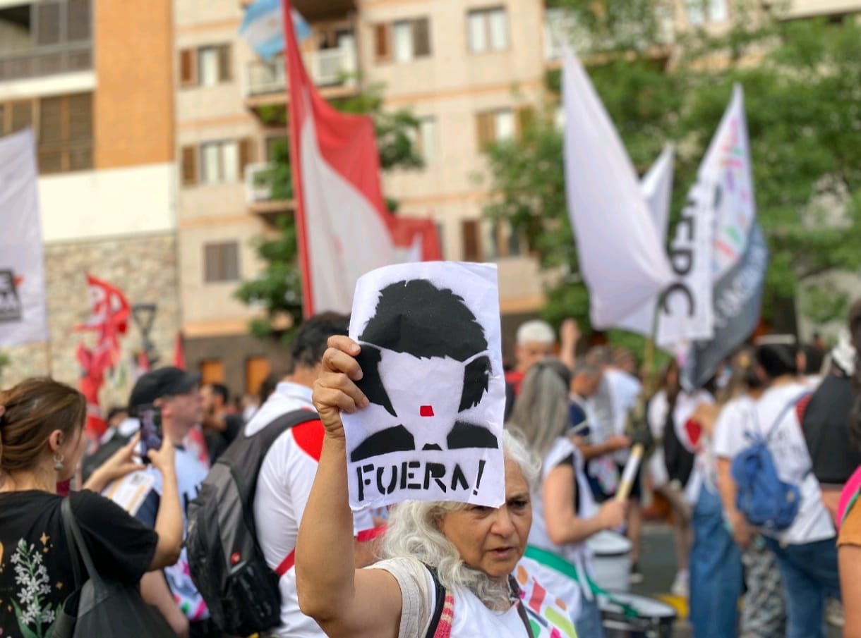 En Córdoba, Milei encabezó una caravana entre el apoyo de sus seguidores y protestas por su llegada En Córdoba, Milei encabezó una caravana entre el apoyo de sus seguidores y protestas por su llegada
