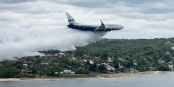 Unieron fuerzas, en un operativo aéreo contra incendios, con el avión más grande de Latinoamérica Unieron fuerzas, en un operativo aéreo contra incendios, con el avión más grande de Latinoamérica