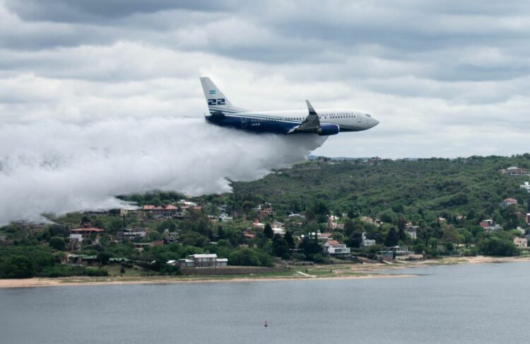 Unieron fuerzas, en un operativo aéreo contra incendios, con el avión más grande de Latinoamérica El Boeing 737 Fireliner, el avión más grande de Latinoamérica para combate de incendios, realizó prácticas y descargas reales sobre el lago San Roque durante el operativo conjunto entre Córdoba y Santiago del Estero.