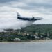El Boeing 737 Fireliner, el avión más grande de Latinoamérica para combate de incendios, realizó prácticas y descargas reales sobre el lago San Roque durante el operativo conjunto entre Córdoba y Santiago del Estero.