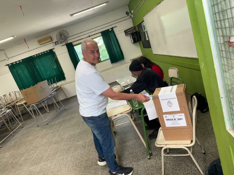 Héctor Baldassi llamó a la participación ciudadana y pidió “un Congreso que dialogue y busque consensos” Héctor Baldassi, candidato de Ciudadanos, instó a los cordobeses a votar y pidió “un Congreso que dialogue y deje atrás los insultos para encontrar soluciones a los problemas del país”.