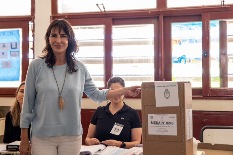 Natalia de la Sota fue a votar y dijo que espera los resultados “con tranquilidad” Natalia de la Sota, candidata de Defendemos Córdoba, votó en las legislativas y cuestionó a quienes violaron la veda electoral, asegurando que espera los resultados “con tranquilidad y esperanza”.