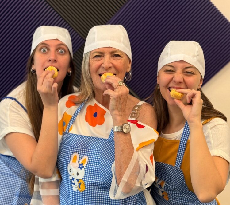 Arte, música y terror: el plan del fin de semana en Córdoba La Nina, seudónimo de Marina Desiervi, junto a las actrices Rochi Cristóbal y Catalina Molinari.