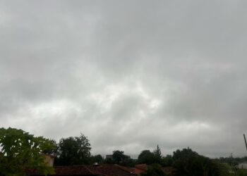 Miércoles gris y fresco en Córdoba: se esperan lluvias débiles y cielo parcialmente nublado