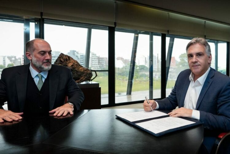 Llaryora avanza en la reducción del Estado: eliminación del 30% de las agencias y entes autárquicos El gobernador Martín Llaryora oficializó una fuerte reestructuración del Estado provincial que reduce un 30% las agencias y transforma varias de ellas en entes autárquicos, con el objetivo de modernizar la administración y optimizar recursos.