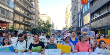 En una Argentina en crisis, la salud mental se reclama en las calles: “No se cura con pastillas, sino con trabajo, vivienda y dignidad” En una Argentina en crisis, la salud mental se reclama en las calles: “No se cura con pastillas, sino con trabajo, vivienda y dignidad”
