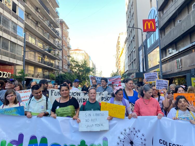 En una Argentina en crisis, la salud mental se reclama en las calles: “No se cura con pastillas, sino con trabajo, vivienda y dignidad” La marcha por la Salud Mental en Córdoba volvió a poner en debate el impacto de la crisis económica y social en el bienestar psíquico: organizaciones reclamaron políticas que garanticen trabajo, vivienda y condiciones de vida dignas como parte del derecho a la salud.