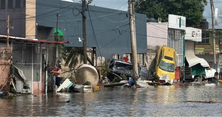 Inundación y los daños causados por fuertes lluvias, el 10 de octubre de 2025, en Poza Rica (México). EFE/ Miguel Victoria.