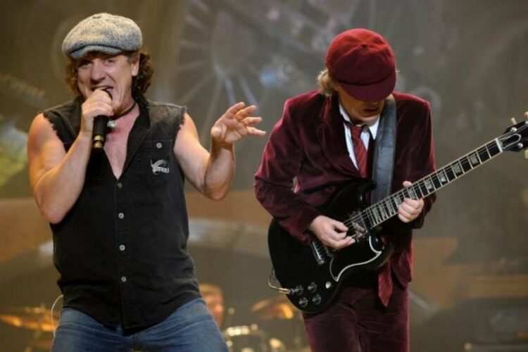 La formación que vuelve a los escenarios incluye a Brian Johnson, Stevie Young, Matt Laug y Chris Chaney.