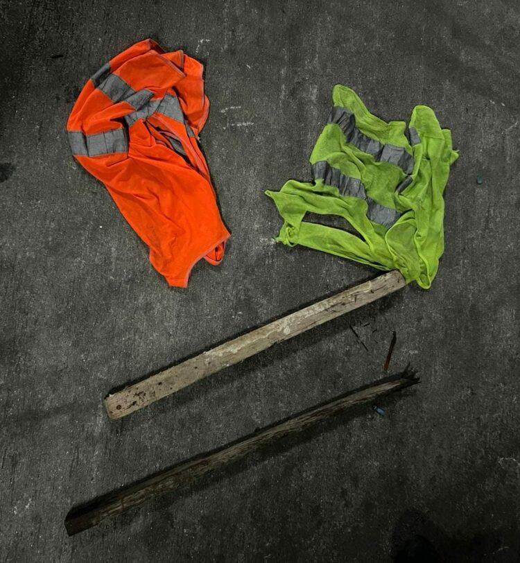 La Policía secuestró los palos que habían sido utilizados en la agresión y los chalecos refractarios en posesión de los acusados.