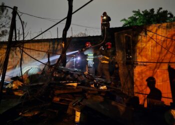 Se incendiaron tres viviendas en barrio Silvano Funes