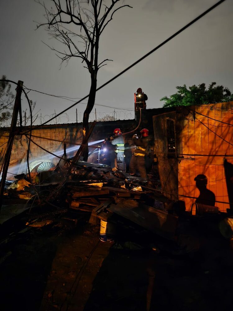 El incendio afectó a tres casas en el barrio Silvano Funes.