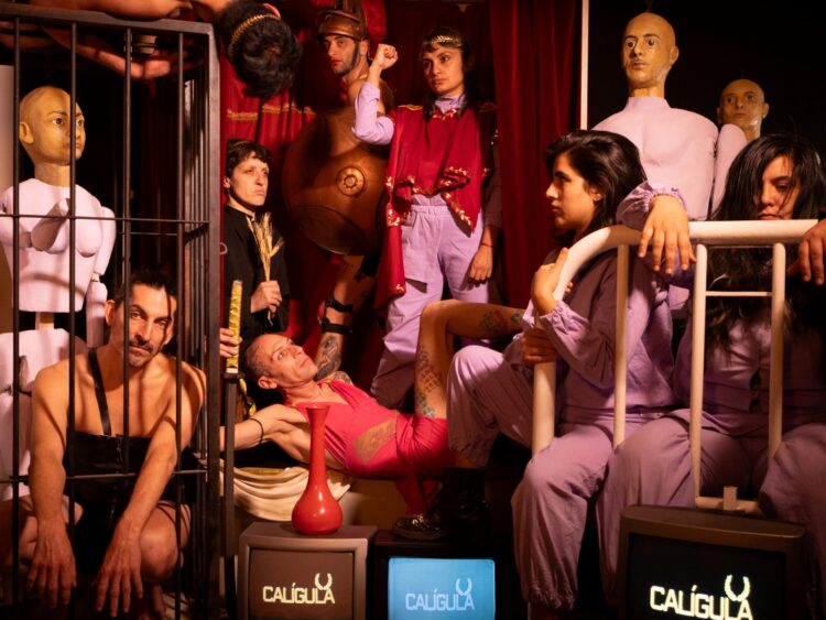“Calígula”, un experimento social que invita a cuestionar poder y moral.