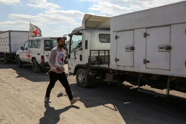 Vehículos que transportaron los cuerpos de palestinos entregados por Israel al Comité Internacional de la Cruz Roja.