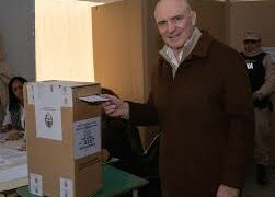 Espert votó en medio del escándalo por presunto lavado de dinero y pidió “respeto” Espert votó en medio del escándalo por presunto lavado de dinero y pidió “respeto”