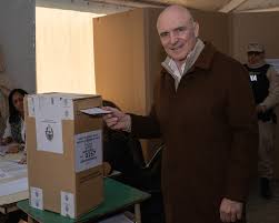 Espert votó en medio del escándalo por presunto lavado de dinero y pidió “respeto” José Luis Espert emitió su voto en Béccar tras renunciar a su candidatura y ser imputado por presunto lavado de dinero; evitó declaraciones y pidió “respeto” ante la prensa.