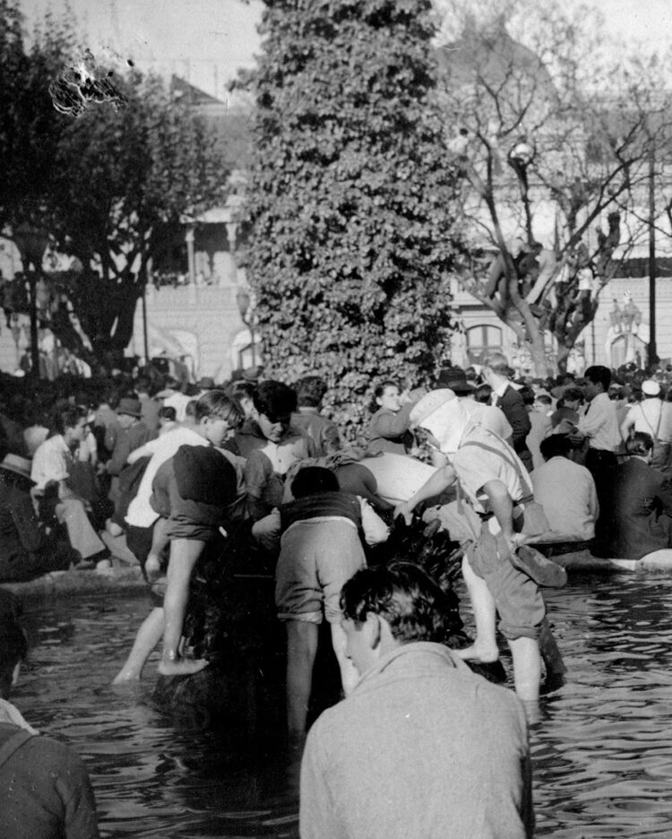 Plano detalle de la emblemática foto “Las patas en la fuente”. Foto: AGN