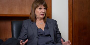 Bullrich afirma que el Gobierno no se comunicará con quienes “tienen la cabeza formateada en el kirchnerismo” Bullrich afirma que el Gobierno no se comunicará con quienes “tienen la cabeza formateada en el kirchnerismo”