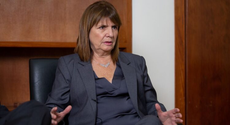 Bullrich afirma que el Gobierno no se comunicará con quienes “tienen la cabeza formateada en el kirchnerismo” Patricia Bullrich, ministra de Seguridad Nacional y senadora electa por le Capital Federal.