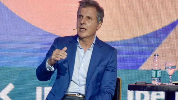 Martín Redrado, ex presidente del Banco Central de la República Argentina y economista con trayectoria internacional, advirtió que la asistencia de EE.UU. brinda solo un alivio transitorio y reclamó un plan estructural para generar divisas genuinas tras las elecciones.