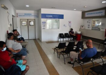 Crece la migración del sistema privado al público, alertan por riesgo de colapso sanitario