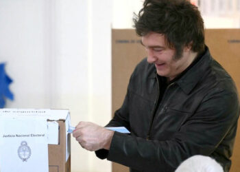 Javier Milei votó en Almagro bajo un fuerte operativo y evitó hablar con la prensa