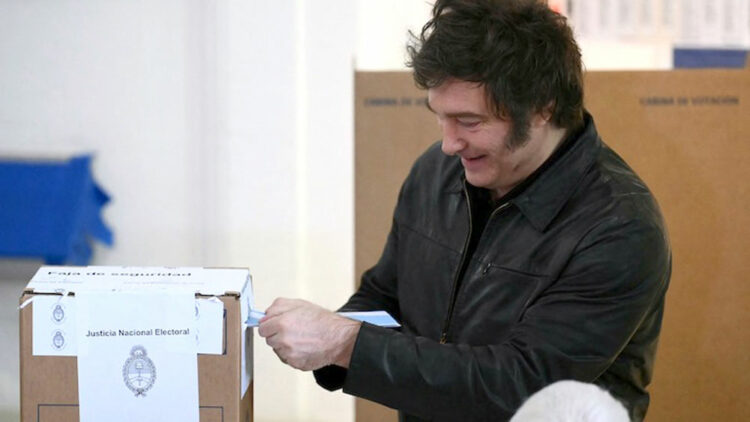 Javier Milei votó en Almagro bajo un fuerte operativo y evitó hablar con la prensa Javier Milei, acompañado por su hermana Karina, emitió su voto en la UTN de Almagro bajo un fuerte operativo de seguridad y se retiró sin hablar con la prensa.