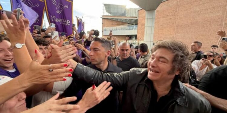 Javier Milei ya llego al Hotel Quinto Centenario en Córdoba, y se prepara para salir a las calles.